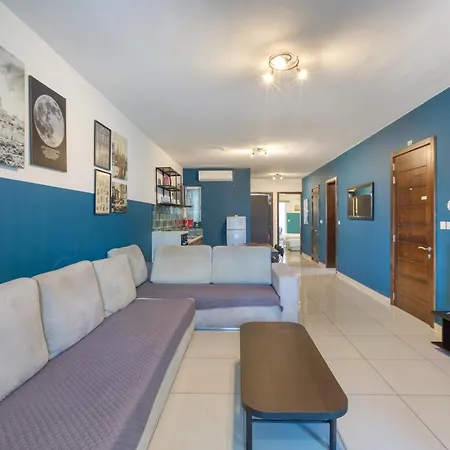 Apartment Spacious, 10 Seater Sofa, 3bed3bath With Wifi & Ac By 360 Estates *