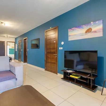 Apartment Spacious, 10 Seater Sofa, 3bed3bath With Wifi & Ac By 360 Estates