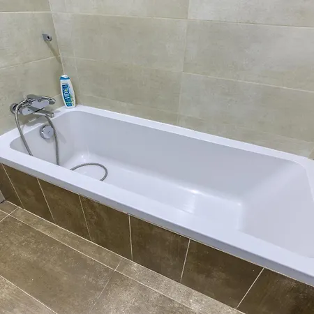 Apartment Spacious, 10 Seater Sofa, 3bed3bath With Wifi & Ac By 360 Estates Gzira