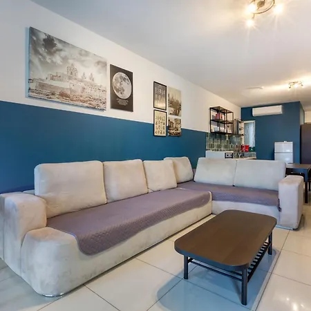 Spacious, 10 Seater Sofa, 3bed3bath With Wifi & Ac By 360 Estates