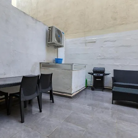 Apartment Spacious, 10 Seater Sofa, 3bed3bath With Wifi & Ac By 360 Estates Gzira
