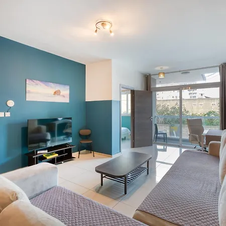 Apartment Spacious, 10 Seater Sofa, 3bed3bath With Wifi & Ac By 360 Estates Gzira