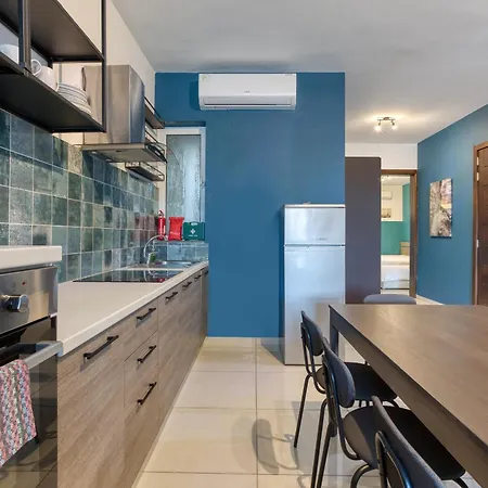 Apartment Spacious, 10 Seater Sofa, 3bed3bath With Wifi & Ac By 360 Estates Gzira